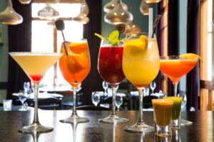 קוקטלים על הבר