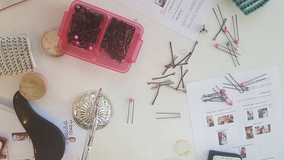 אביזרי שיער על השולחן