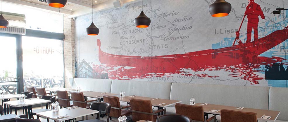 מושבים בתוך מסעדת פורטו