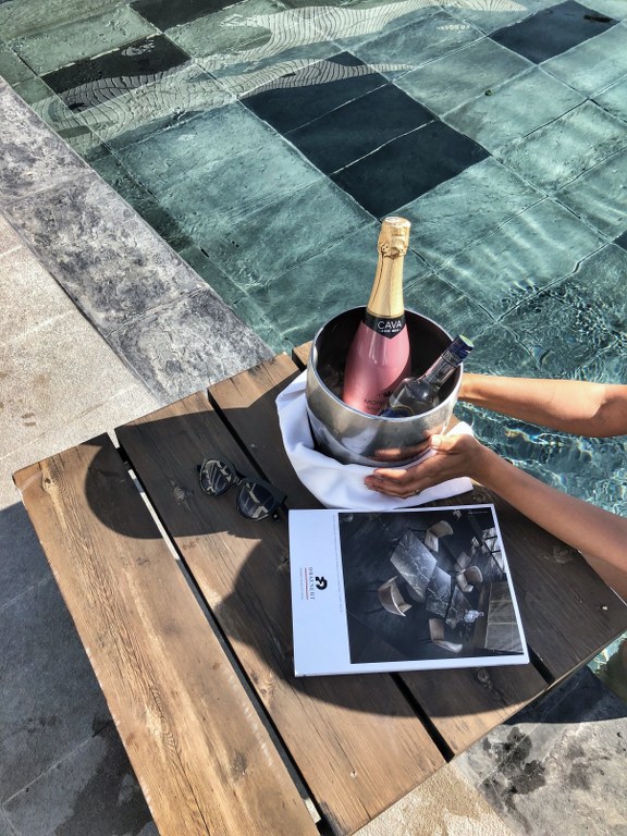 שמפניה בבריכת מלון ALMYRA