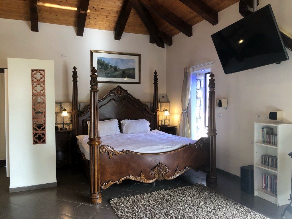 מיטה עם נוף לאמירים