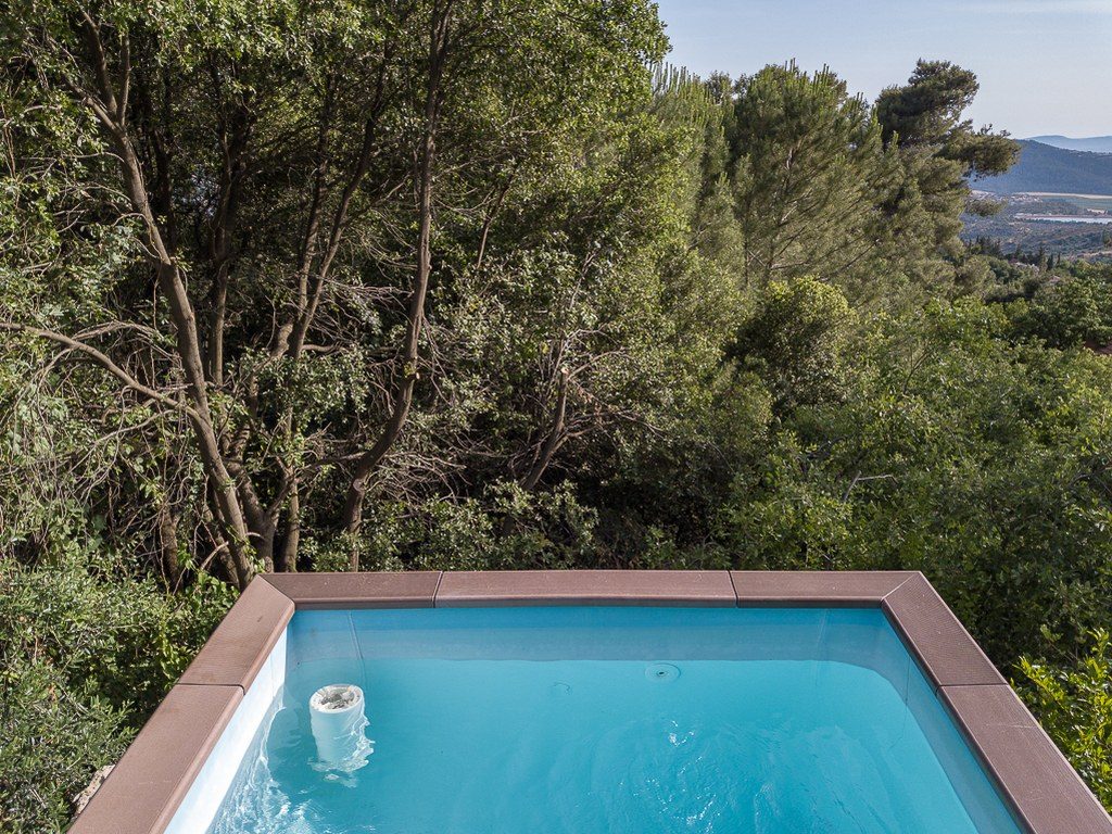 בריכה עם נוף משגע באמירים