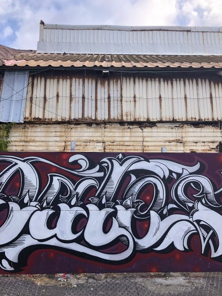 גרפיטי על קיר ענק ומלפני בניין ישן