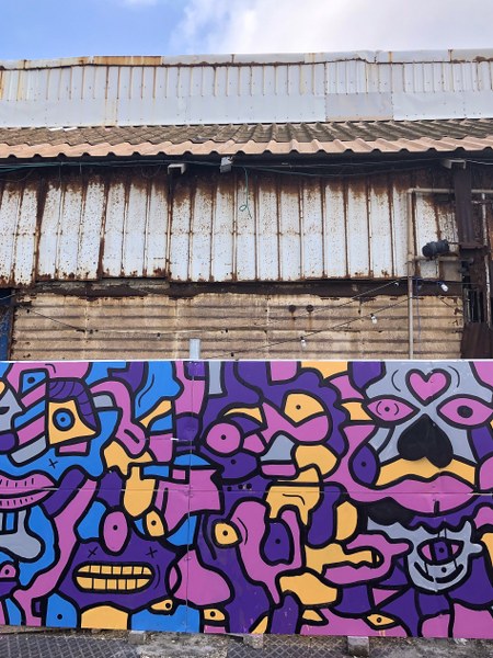 גרפיטי על קיר ענק ומלפני בניין ישן