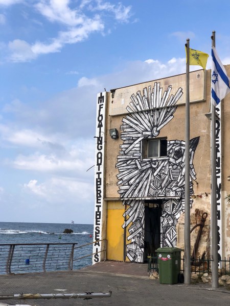 גרפיטי על בניין בנמל יפו