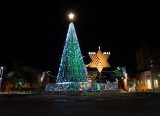 עץ אשוח חנוכיה וסהר בכיכר של שדרות בן גוריון