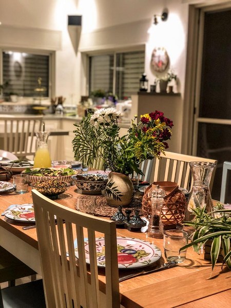 מטעמים על שולחן בבית השפית