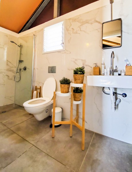 שירותים ומקלחת בגלאמפינג בים המלח