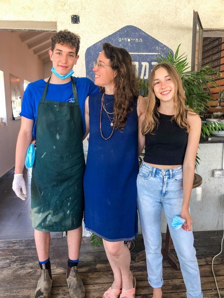 ענת אור מגל והילדים מהמרפסת בכרכור