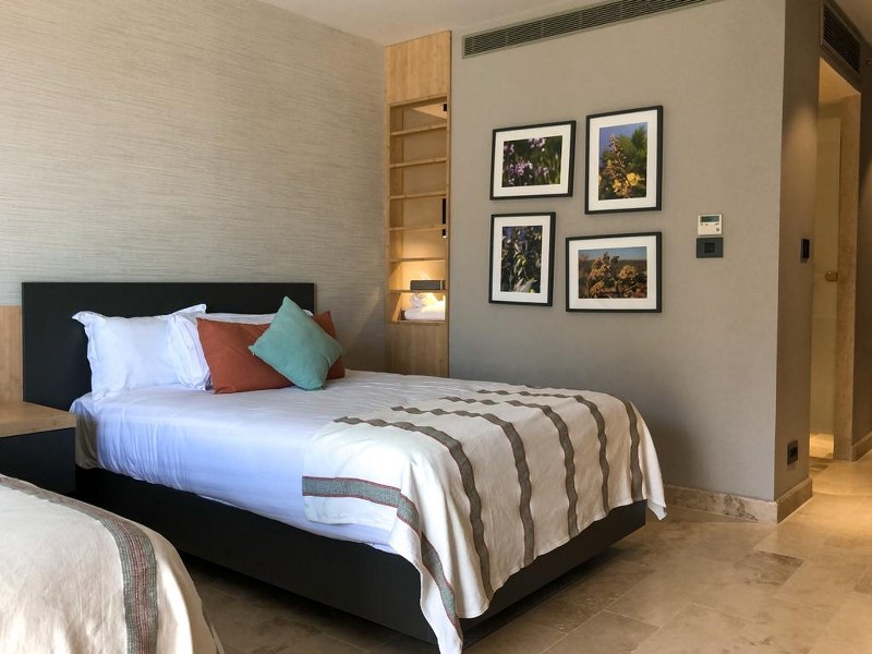 חדר שינה עם 2 מיטות נפרדות במלון מגדלה 