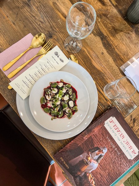 מנת קרפצ'יו סלק בארוחת טעימות