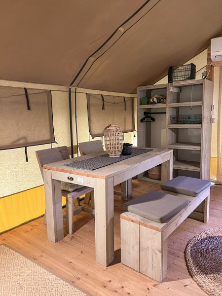 פינת אוכל וארון בגדים בגלמפינג