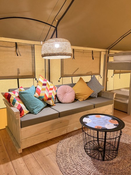 ספה צבעונית באוהל