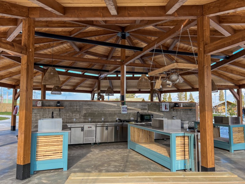 מטבח משותף במתחם גלמפינג לילה