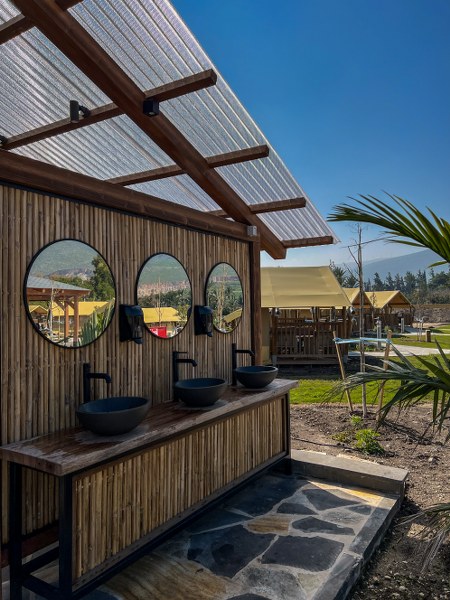 מבנה שירותים ומקלחות הכולל מראות