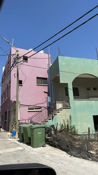 בתים צבעוניים בכפר עג'ר